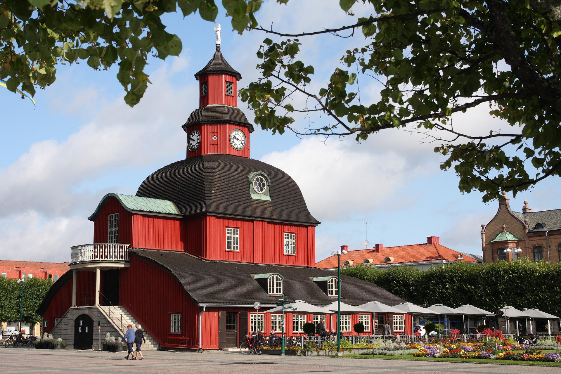 Bild på Lidköping centrum. Röd kyrka.